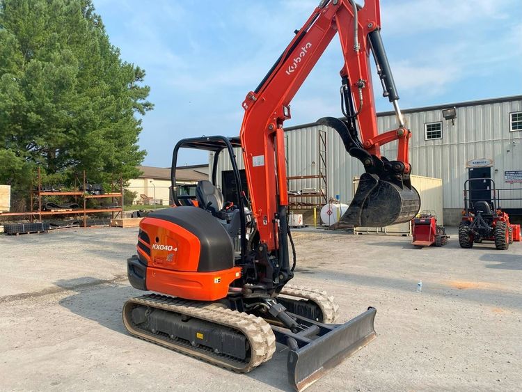 KUBOTA KX040-4R1 w/ 24″ QA Bucket & Hyd. Thumb