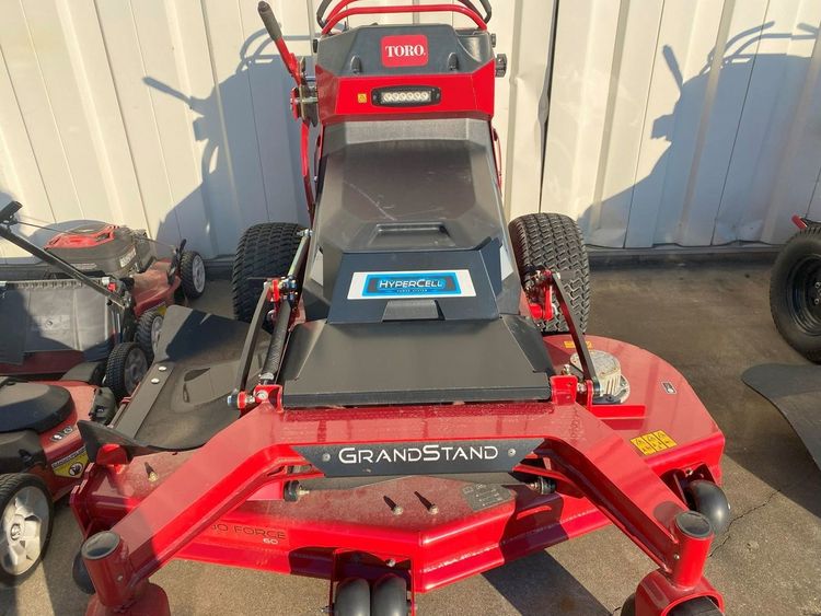 Toro 18560 Revolution Battery Powered Grandstand 52″